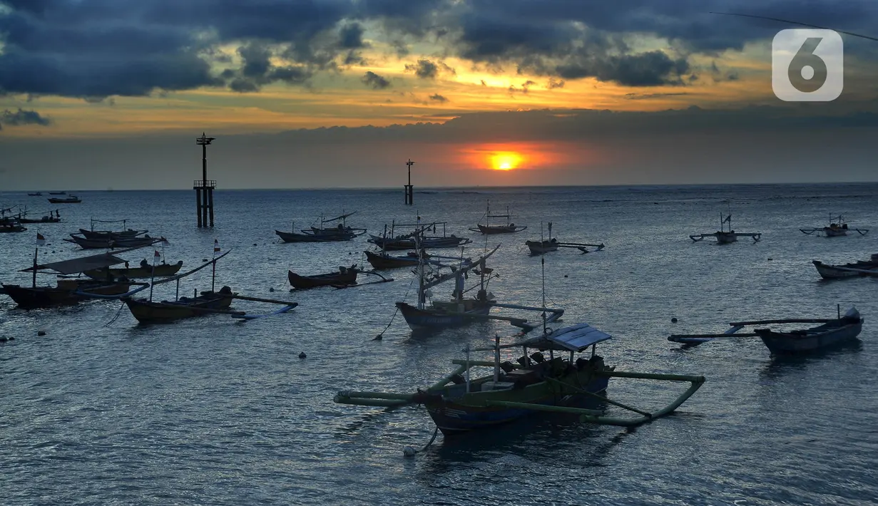 Pemandangan matahari terbenam di Pantai Kedongnan, Bali, Senin (6/9/2021). Masa pandemi dimanfaatkan warga yang kehilangan pekerjaan untuk memancing, dimana hasilnya digunakan sebagai pelengkap lauk makan di rumah. (merdeka.com/Arie Basuki)