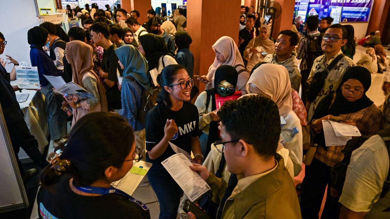 Ribuan Pencari Kerja Serbu Job Fair di Surabaya