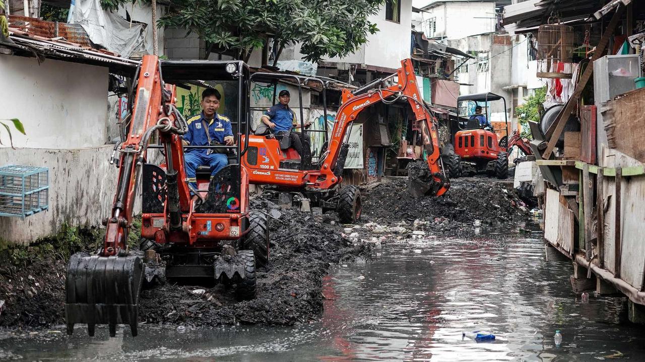 FOTO: Antisipasi Banjir, Lumpur Kali Krukut di Tanah Abang Dikeruk