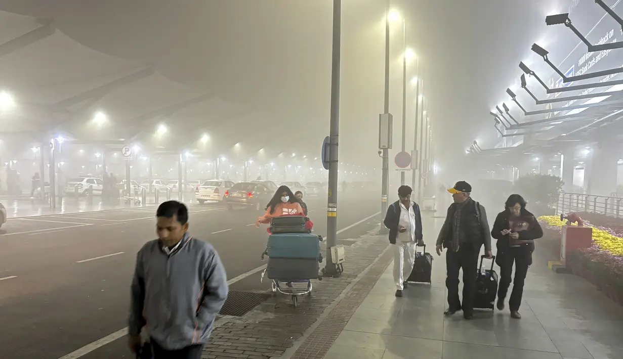 IMD mengatakan kabut tebal hingga sangat tebal kemungkinan akan terus berlanjut di wilayah barat laut dan beberapa bagian India tengah yang berdekatan selama tiga hingga empat hari ke depan. (AP Photo/Manish Swarup)