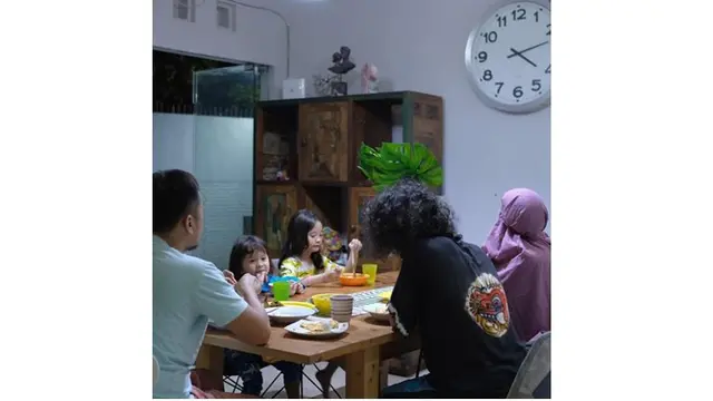 Meja makannya juga terbuat dari kayu. Lemari penyimpanannya pun terlihat klasik namun elegan.