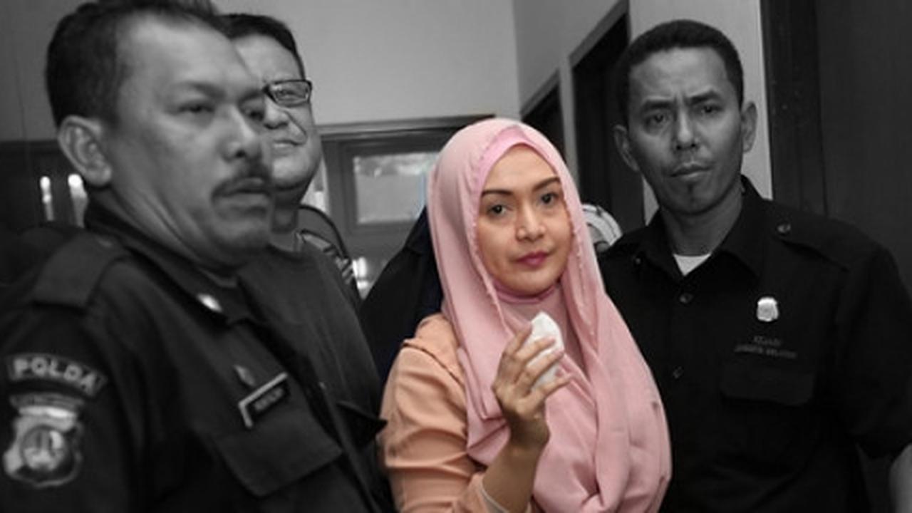 Masuk rutan, Edies Adelia bikin warga Pondok Bambu emosional