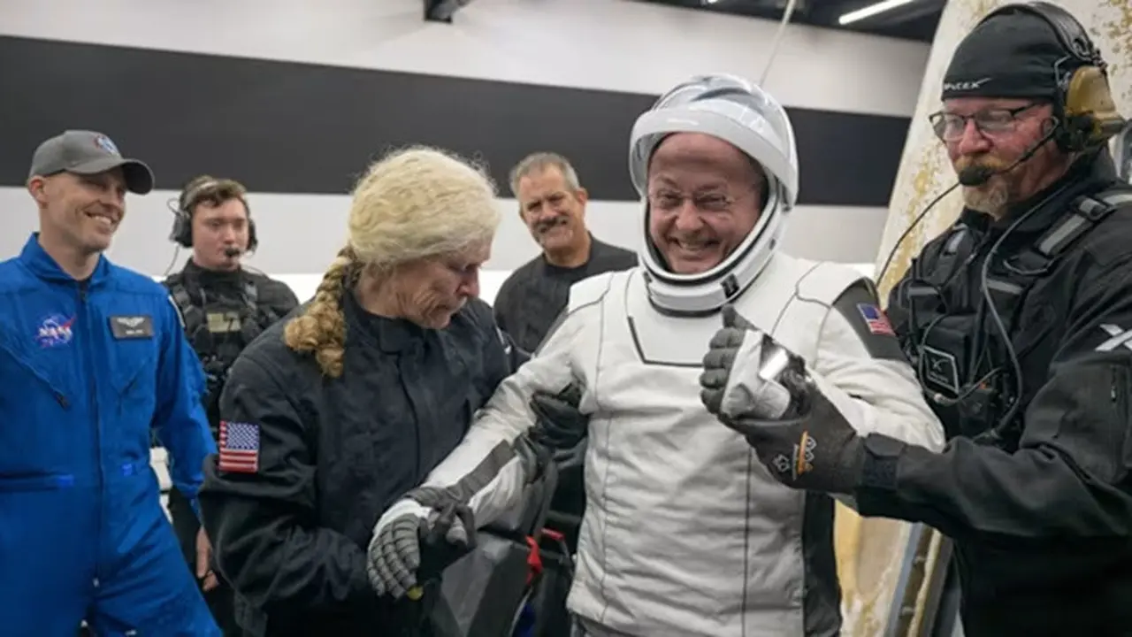 Astronaut NASA Mike Fincke dibantu keluar dari kapsul SpaceX Crew-11 setelah kembali memasuki atmosfer Bumi dan mendarat di laut pada malam hari di dekat San Diego, California, pada 15 Januari 2026.