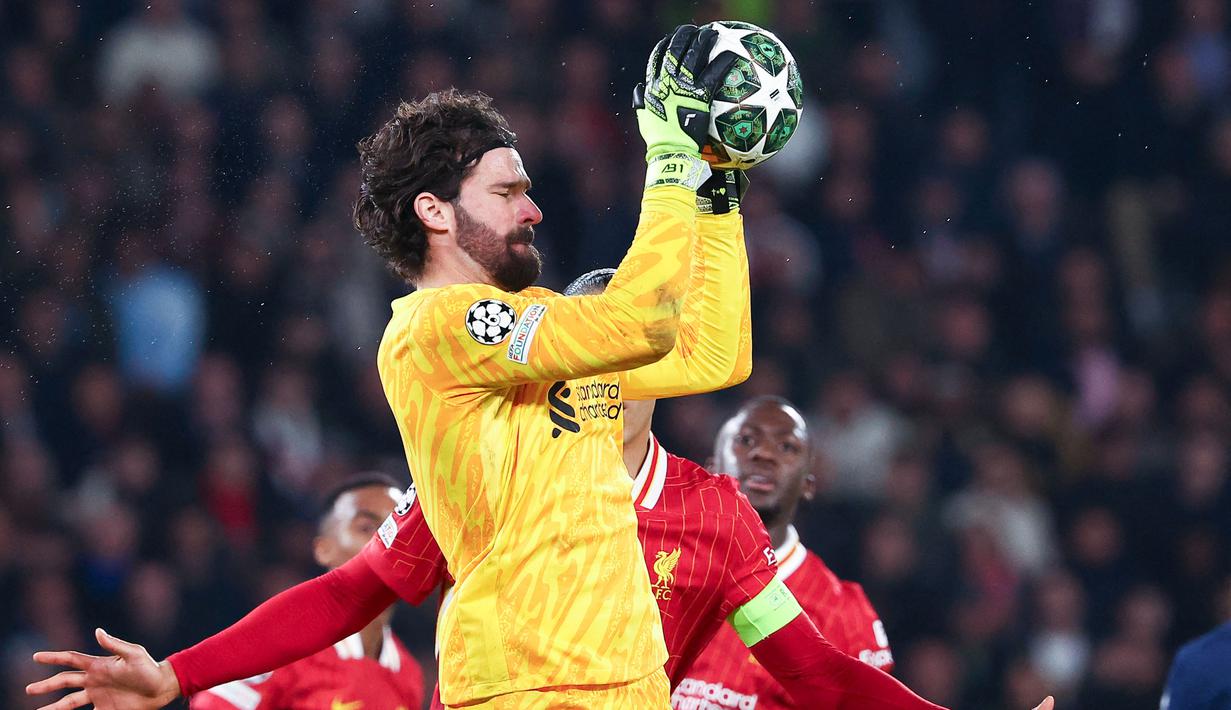 Namun, sorotan utama jelas tertuju pada penampilan gemilang Alisson yang berhasil menggagalkan 27 tembakan PSG, termasuk 10 di antaranya yang mengarah ke gawang. (AFP/Franck Fife)