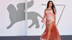 Model dan aktris Argentina-Spanyol Georgina Rodriguez tiba untuk pemutaran film "The Human Voice" pada hari kedua Festival Film Venesia ke-77 di Venice Lido (3/9/2020). Pacar Cristiano Ronaldo ini tampil cantik dengan gaun berwarna pink. (AFP/Alberto Pizzoli)