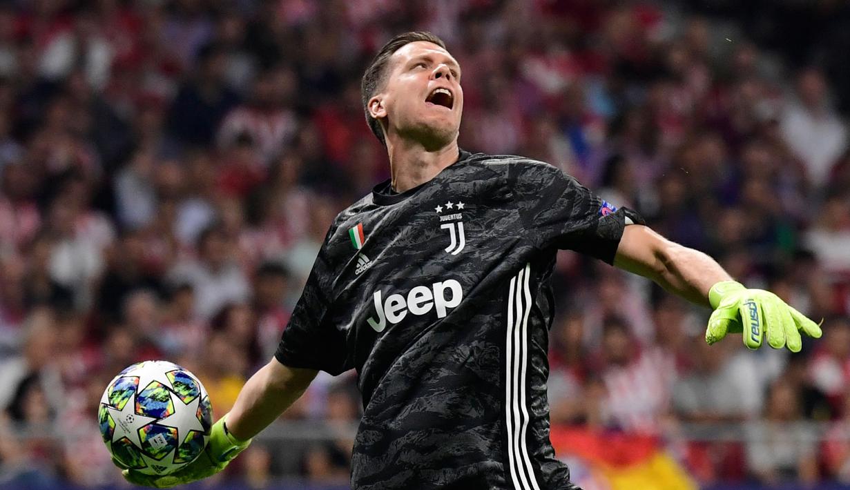 Wojciech Szczesny - Pemain senior ini mendapat bayaran 211 ribu pounds per pekan di Juventus usai meneken kontrak baru pada 2020 lalu. Meski sering mendapat kritik dari fans Bianconeri. Namun, dia tetap mendapat kepercayaan penuh di bawah mistar gawang Si Nyonya Tua. (Foto: AFP/Javier Soriano)