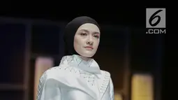 Model mengenakan busana rancangan desainer Elva Fauqo saat tampil dalam Muslim Fashion Festival 2018 di Jakarta, Jumat (20/4). Elva Fauqo menampilkan rancanganya dengan tema 'Encore'. (Liputan6.com/Faizal Fanani)