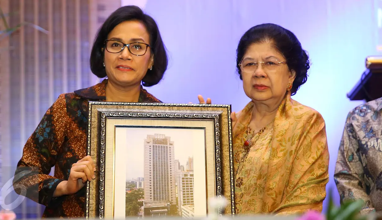Menkeu Sri Mulyani Indrawati bersama istri mantan Menkeu Mar'ie Muhammad, Ayu Resmayati, foto bersama saat acara penetapan nama Gedung Utama Kantor Pusat Direktorat Jenderal Pajak (DJP) di Jakarta, Kamis (19/1). (Liputan6.com/Immanuel Antonius)