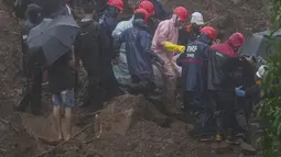 Tanah longsor yang dipicu oleh hujan lebat di negara bagian Maharashtra di India barat menewaskan 10 orang, dengan banyak lainnya dikhawatirkan terjebak di bawah tumpukan puing, kata para pejabat. (AP Photo/Rafiq Maqbool)