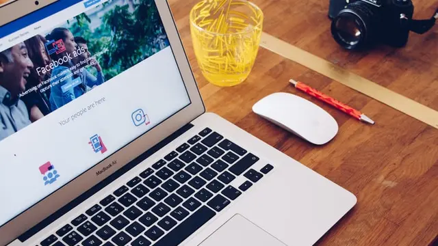 Ilustrasi iklan di media sosial