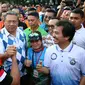 Calon Gubernur DKI Jakarta Agus Harimurti Yudhoyono melakukan salam komado dengan SBY saat menyapa warga Jakarta di Car Free Day (CFD), Senayan, Minggu (2/10). (Liputan6.com/Johan Tallo)