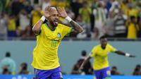 Pemain timnas Brasil, Neymar merayakan golnya ke gawang Korea Selatan dalam pertandingan 16 besar Piala Dunia 2022 yang berlangsung di Education City Stadium. (AP Photo/Manu Fernandez)