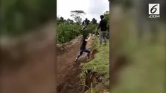 Dua orang wanita nekat masuk dalam lintasan balap, kehadiran mereka membuat seorang pembalap jatuh.