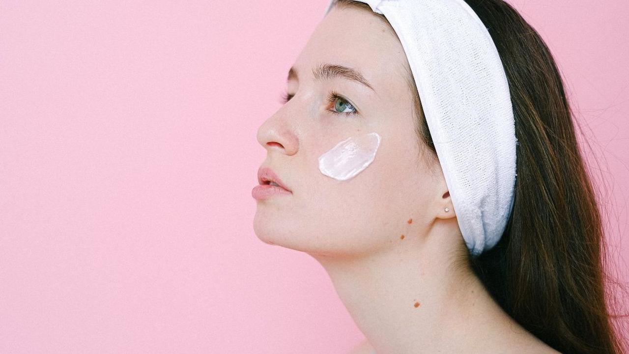 Dr. Zie juga menambahkan jika pengaplikasian sunscreen juga tidak boleh terlalu banyak supaya menjaga kerja sunscreen bisa lebih maksimal.