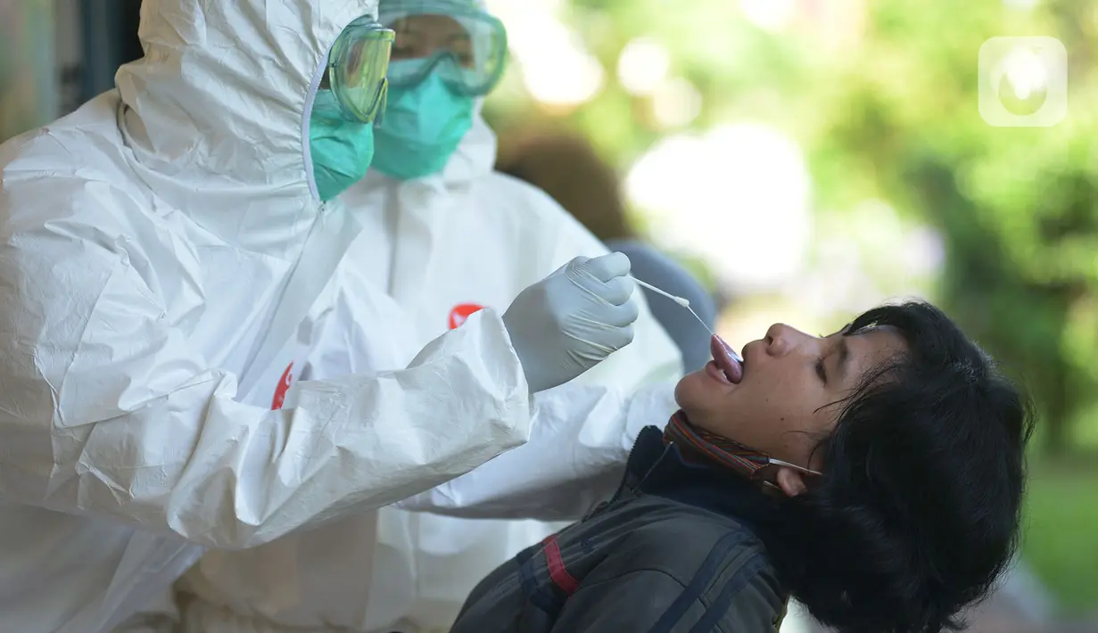 Petugas medis Puskesmas Kecamatan Kramat Jati mengambil sampel lendir saat tes usap (Swab Test) COVID 19 bagi ibu hamil di Jakarta Timur, Jumat (12/6/2020). Tes yang menjadi salah satu syarat untuk menjalani persalinan ini diikuti sekitar 70 ibu hamil. (merdeka.com/Imam Buhori)