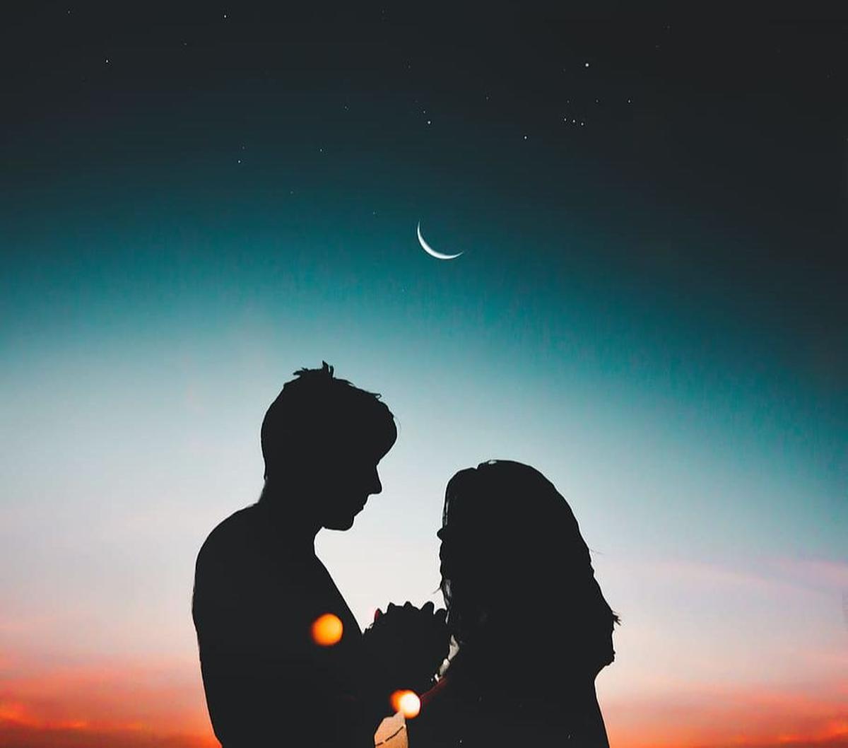 Bahasa Inggris dengan gemerlapnya kosa kata dan penyairannya mampu menggambarkan perasaan cinta dengan sempurna hingga menyentuh jiwa.