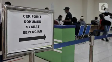 Calon penumpang menjalani pemeriksaan dokumen syarat berpergian sebelum berangkat menggunakan jasa bus antar kota antar provinsi (AKAP) di Terminal Pulo Gebang, Jakarta, Minggu (17/5/2020). (merdeka.com/Iqbal S. Nugroho)