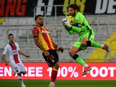 Penjaga gawang Lens Jean-Louis Leca (tengah) menangkap bola saat menghadapi Paris-Saint-Germain (PSG) pada pertandingan Ligue 1 di Stadion Felix Bollaert-Delelis, Lens, Prancis, Kamis (10/9/2020). PSG kalah 0-1. (Denis Charlet/AFP)