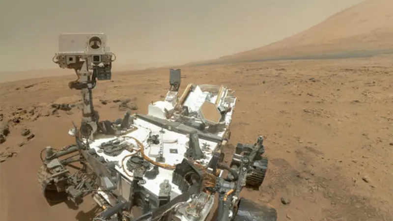 Rover Curiosity milik NASA saat ini sedang menjalani ekspedisi di permukaan planet Mars (Foto: NASA).