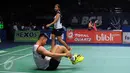 Ganda campuran Indonesia, Riky Widianto/ Richi Puspita Dili terjatuh saat laga melawan pemain Tiongkok Zhang Nan/Zhao Yunei di 16 besar BCA Indonesia Open 2016, Jakarta, Kamis (2/6). Riky/Richi kalah 21-18, 16-21, 13-21. (Liputan6.com/Helmi Fithriansyah)