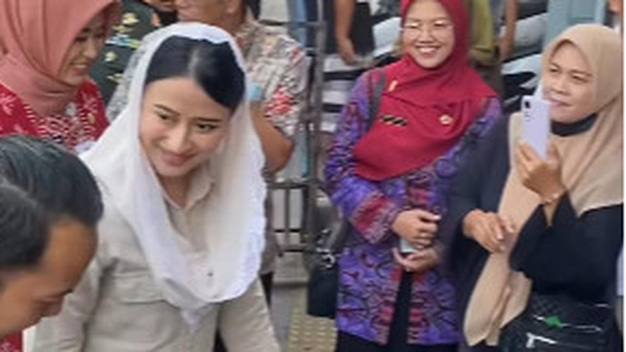 Wakil Menteri Cantik Blusukan ke Pasar di Kampung Jokowi Ditemani Perwira TNI-Polri