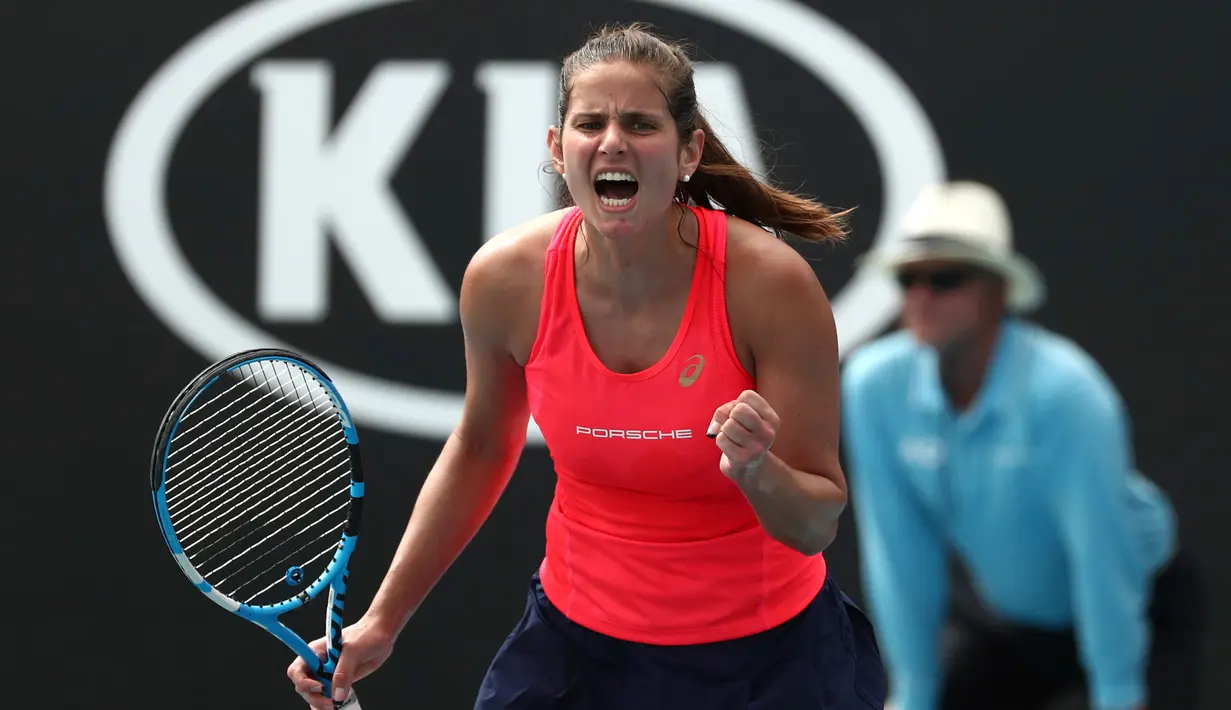 Petenis Jerman, Julia Goerges bereaksi saat melawan Alison Riske dari Amerika Serikat pada putaran ketiga kejuaraan tenis Australia Terbuka di Melbourne, Australia, Jumat (24/1/2020). (AP Photo/Dita Alangkara)