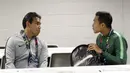 Pelatih Timnas Indonesia, Bima Sakti, berbincang dengan Hansamu Yama, saat jumpa pers jelang laga Piala AFF 2018 di Stadion Nasional, Singapura, Kamis (8/11). Timnas akan berhadapan dengan Singapura. (Bola.com/M. Iqbal Ichsan)