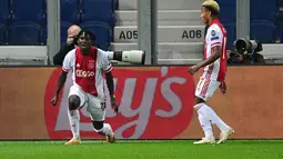 Pemain Ajax, Lassina Traore (kiri) berselebrasi usai mencetak gol ke gawang Atalanta pada pertandingan grup D Liga Champions di Stadion Gewiss di Bergamo, Italia, Selasa (27/10/2020). Atalanta bermain imbang 2-2 atas Ajax. (AFP/Miguel Medina)