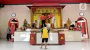 Warga keturunan Tionghoa membersihkan rupang atau patung dewa dan dewi di Vihara Kwan In Thang, Pondok Cabe, Tangerang Selatan, Banten, Minggu (19/1/2020). Tradisi untuk membersihkan jiwa dan fikiran bagi umat Tionghoa ini rutin dilakukan jelang Imlek. (merdeka.com/Arie Basuki)