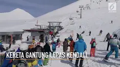 Sebanyak 10 orang turis terluka karena terlempar dari kereta gantung yang rusak saat hendak bermain ski.