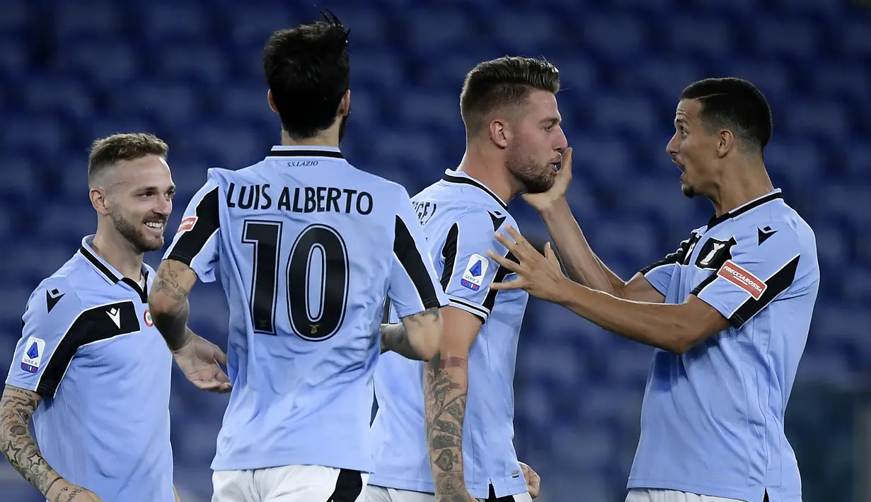 Pemain Lazio merayakan gol yang dicetak Sergej Milinkovic-Savic ke gawang Cagliari pada laga lanjutan Serie A pekan ke-35 di Stadio Olimpico, Jumat (24/7/2020) dini hari WIB. Lazio menang 2-1 atas Cagliari. (AFP/Filippo Monteforte)