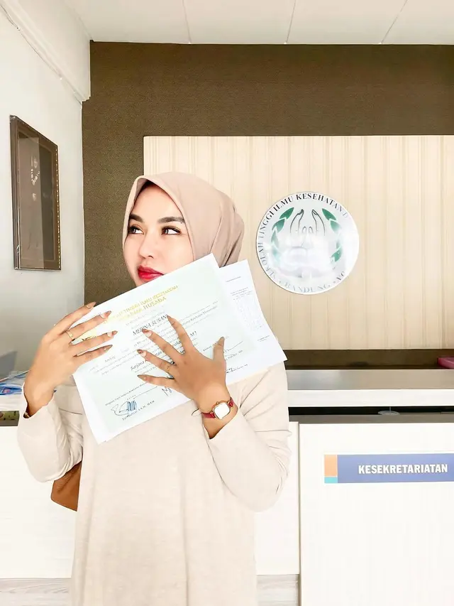 3 Bulan Bebas Penjara, Ini 6 Potret Haru Medina Zein Ambil Ijazah Bidan