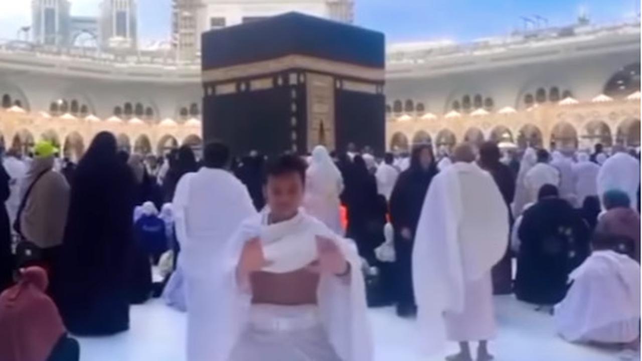 Berpakaian Ihram, Pria Ini Pamer Jurus Silat Depan Ka'bah, ‘Jackie Chan Angkat Tangan’