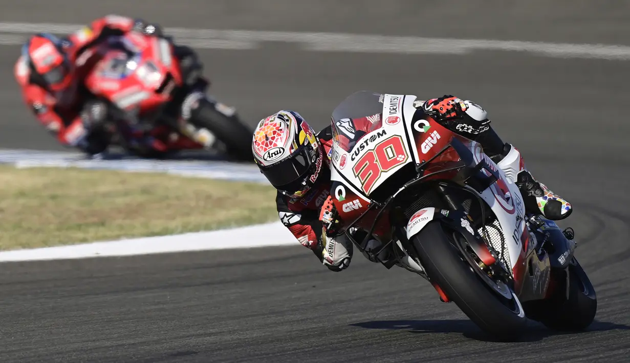 Pembalap LCR Honda IDEMITSU, Takaaki Nakagami, saat latihan bebas pertama (FP1) MotoGP Andalusia 2020 di Sirkuit Jerez, Jumat (24/7/2020). Vinales mengukir waktu lap tercepat dan Rossi menempati posisi kedua. (AFP/Javier Soriano)