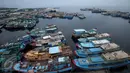 Kapal nelayan bersandar di Pelabuhan Muara Baru, Jakarta, Senin (10/10). Lebih dari 60 perusahaan, ratusan kapal nelayan dan kapal ikan tak beroperasi dan tutup sebagai bentuk protes kenaikan uang sewa lahan sampai 450 persen (Liputan6.com/Gempur M Surya)