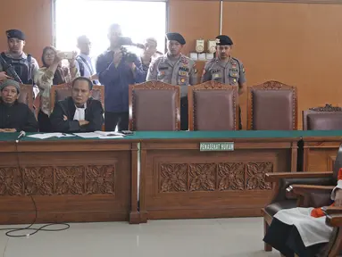 Terpidana kasus pelemparan bom molotov ke Gereja Oikumene, Samarinda, Joko Sugito menjadi saksi dalam sidang lanjutan terdakwa bom Thamrin, Aman Abdurrachman di Pengadilan Negeri Jakarta Selatan, Selasa (27/3). (Liputan6.com/Herman Zakharia)