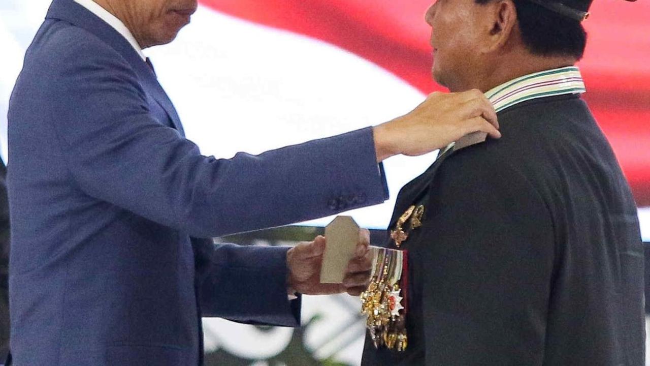 Setelah lebih dari 25 tahun pangkat dicopot Wiranto, Prabowo kini mendapatkan kenaikan pangkat jenderal kehormatan. Pangkat istimewa bintang 4 disematkan ke pundak Menteri Pertahanan itu oleh Presiden Joko Widodo atau Jokowi pada Rabu (28/2/2024). Liputan