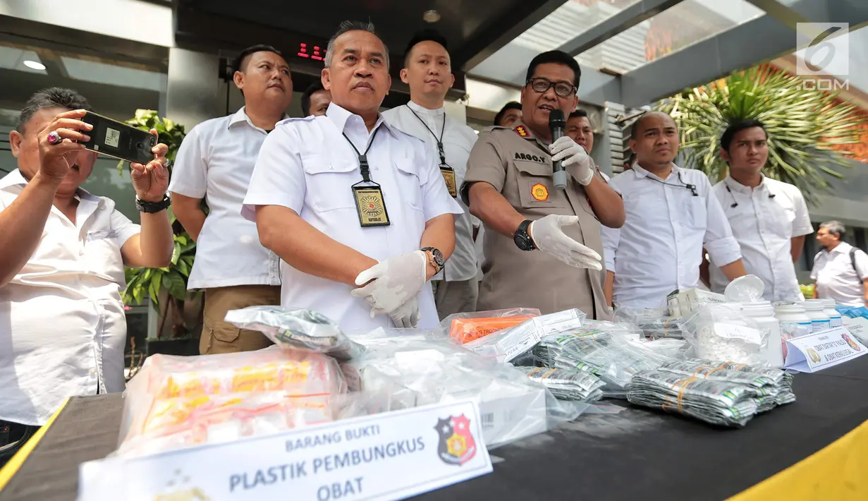 Kabid Humas Polda Metro Jaya Kombes Argo Yuwono memberikan keterangan terkait 15.367 pil obat keras tak memiliki izin edar saat ungkap kasus kepada wartawan di Mapolda Metro Jaya, Jakarta, Selasa (19/9). (Liputan6.com/Faizal Fanani)