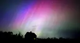 Cahaya utara atau aurora borealis menyala di langit di atas sebuah rumah pertanian, Jumat malam, 10 Mei 2024, di Brunswick, Maine, Amerika Serikat.  (AP Photo/Robert F. Bukaty)