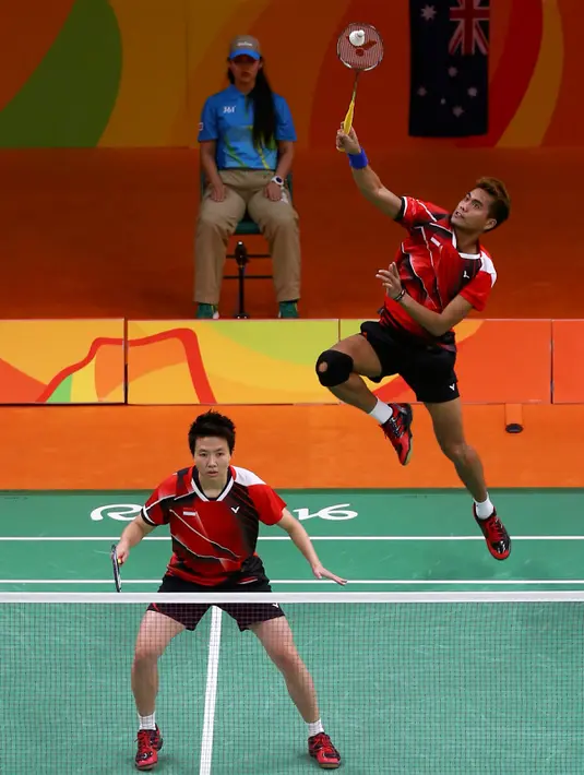 Pebulutangkis ganda campuran Indonesia, Tontowi Ahmad/Liliyana Natsir mengembalikan bola ke Robin Middleton/Leanne Choo (Australia) pada laga perdana Grup C Olimpiade Rio 2016, Kamis (11/8). Tontowi/Liliyana unggul 21-7 21-8. (REUTERS/Marcelo del Pozo)