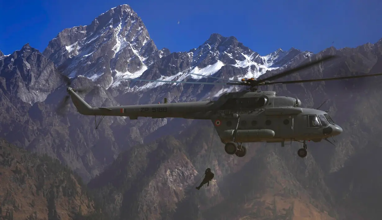 Seorang tentara India meluncur dari helikopter saat latihan bersama Indo-US atau Yudh Abhyas di Auli, Uttarakhand, India, 29 November 2022. Latihan tahunan yang dimulai sejak dua minggu lalu ini bertujuan untuk bertukar praktik terbaik, taktik, teknik, dan prosedur. (AP Photo/Manish Swarup)