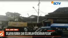 Alat berat backhoe yang terlempar dari atas truk menghantam delapan rumah, dua unit mobil dan empat motor yang tengah diparkir.