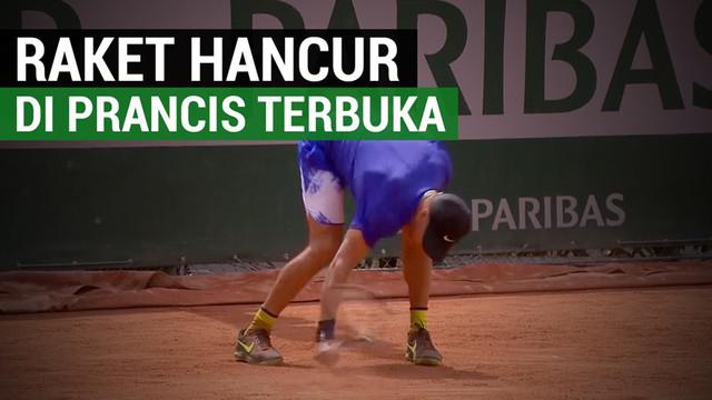 Berita video petenis Kroasia, Borna Coric, marah dan menghancurkan raketnya setelah kalah dari Steve Johnson di Prancis Terbuka 2017.