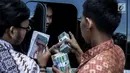 Petugas melayani transaksi penukaran uang pecahan ribuan dan puluhan ribu di kantor KKP, Jakarta, Jumat (16/6). Persediaan tersebut lebih tinggi dari perkiraan kebutuhan uang kartal saat Idul Fitri sebesar Rp167 triliun. (Liputan6.com/Faizal Fanani)