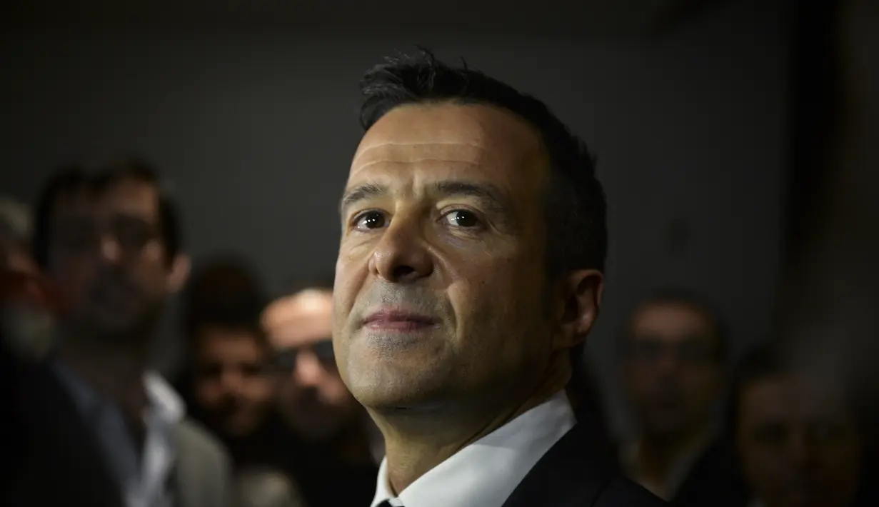 1. Jorge Mendez - Saat awal mengurusi kepindahan Jose Mourinho ke Chelsea. Sejak saat itu karier Jorge Mendez langsung menanjak. Banyak klien nya yang berbondong datang ke Stamford Bridge. (AFP/Jack Taylor)