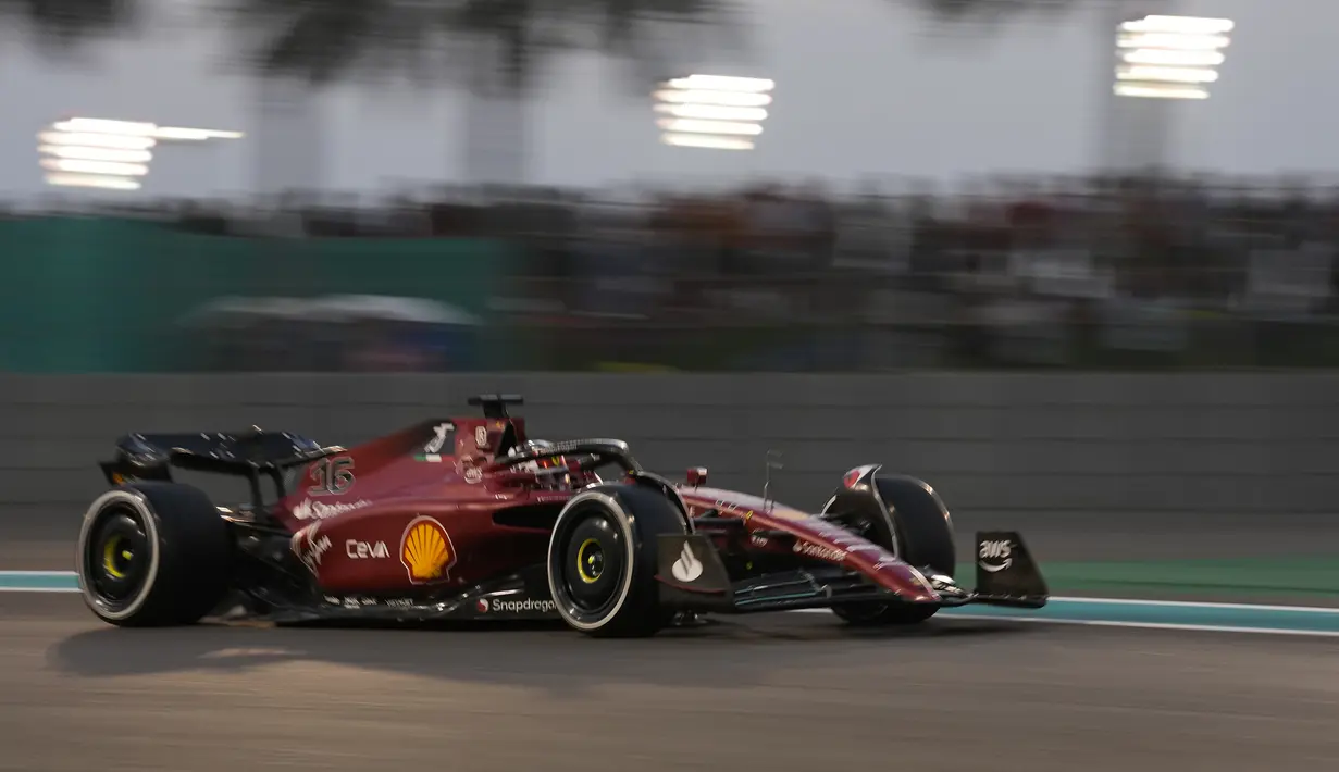 Perez kembali ke pit stop pada lap ke-34 untuk melakukan strategi undercut. Namun, kali ini Leclerc tak meresponnya dan memaksa ban yang telah ia gunakan hingga akhir balapan. (AP/Hussein Malla)