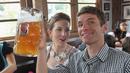 Thomas Mueller dan istrinya Lisa saat ikut Oktoberfest, Jerman, Minggu (5/10/2014) (AFP PHOTO/ALEXANDER HASSENSTEIN)