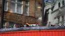 Jendela pecah sebuah toko makanan cepat saji di Leicester Square, London, setelah Italia mengalahkan Inggris dalam perebutan gelar juara EURO 2020, pada Senin (12/7/2021). Usai pertandingan, jalan-jalan di London juga dipenuhi sampah. (AP Photo/Alberto Pezzali)