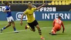 Penyerang Borussia Dortmund, Erling Haaland, melakukan selebrasi usai membobol gawang Schalke 04 pada laga Bundesliga di Stadion Signal Iduna Park, Sabtu (16/5/2020). Dortmund menang 4-0 atas Schalke 04. (AP/Martin Meissner)