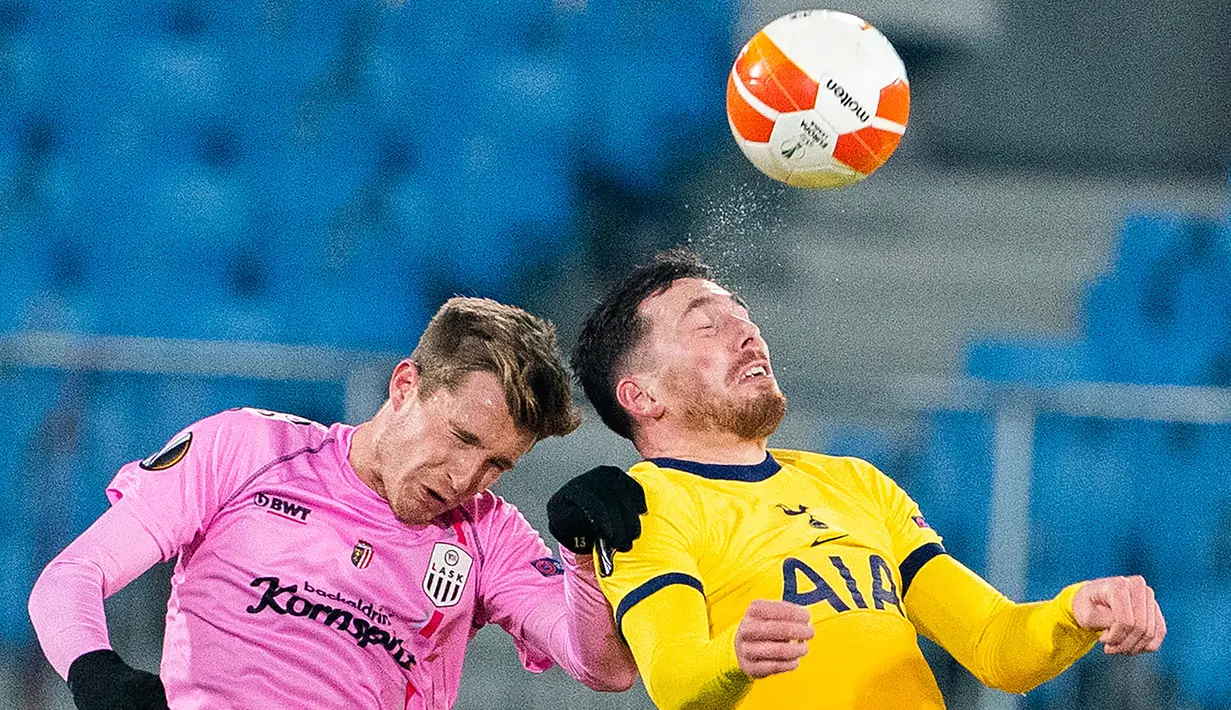 Gelandang Tottenham Hotspur, Pierre-Emile Hojbjerg, berebut bola dengan penyerang LASK, Johannes Eggestein, pada laga lanjutan Liga Europa di Linzer Stadium, Jumat (4/12/2020) dini hari WIB. Tottenham bermain imbang 3-3 lawan LASK. (AFP/Georg Hochmuth/APA)